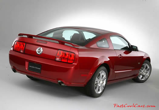 2005 Ford Mustang GT right rear view