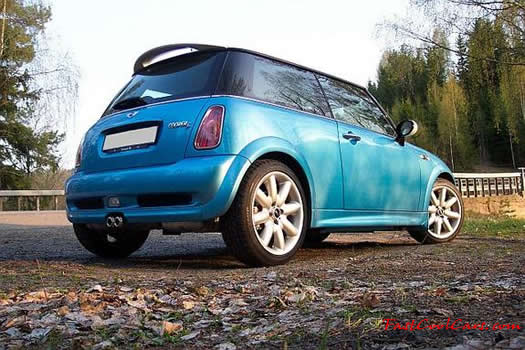2004 Mini Cooper right rear angle view