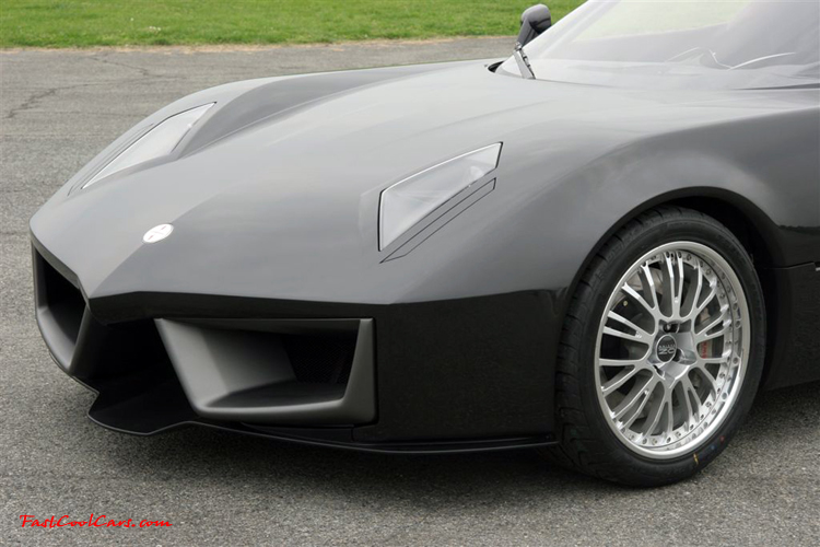 The Spada Codatronca chassis is based on that used in the Chevrolet Corvette, with suspension-systems, engine and other mechanicals enhanced by the tuning shop.