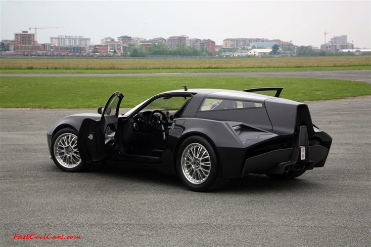 The Spada Codatronca chassis is based on that used in the Chevrolet Corvette, with suspension-systems, engine and other mechanicals enhanced by the tuning shop.