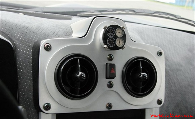 The Spada Codatronca chassis is based on that used in the Chevrolet Corvette, with suspension-systems, engine and other mechanicals enhanced by the tuning shop.