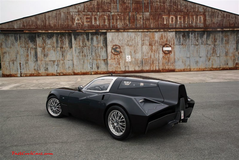 The Spada Codatronca chassis is based on that used in the Chevrolet Corvette, with suspension-systems, engine and other mechanicals enhanced by the tuning shop.